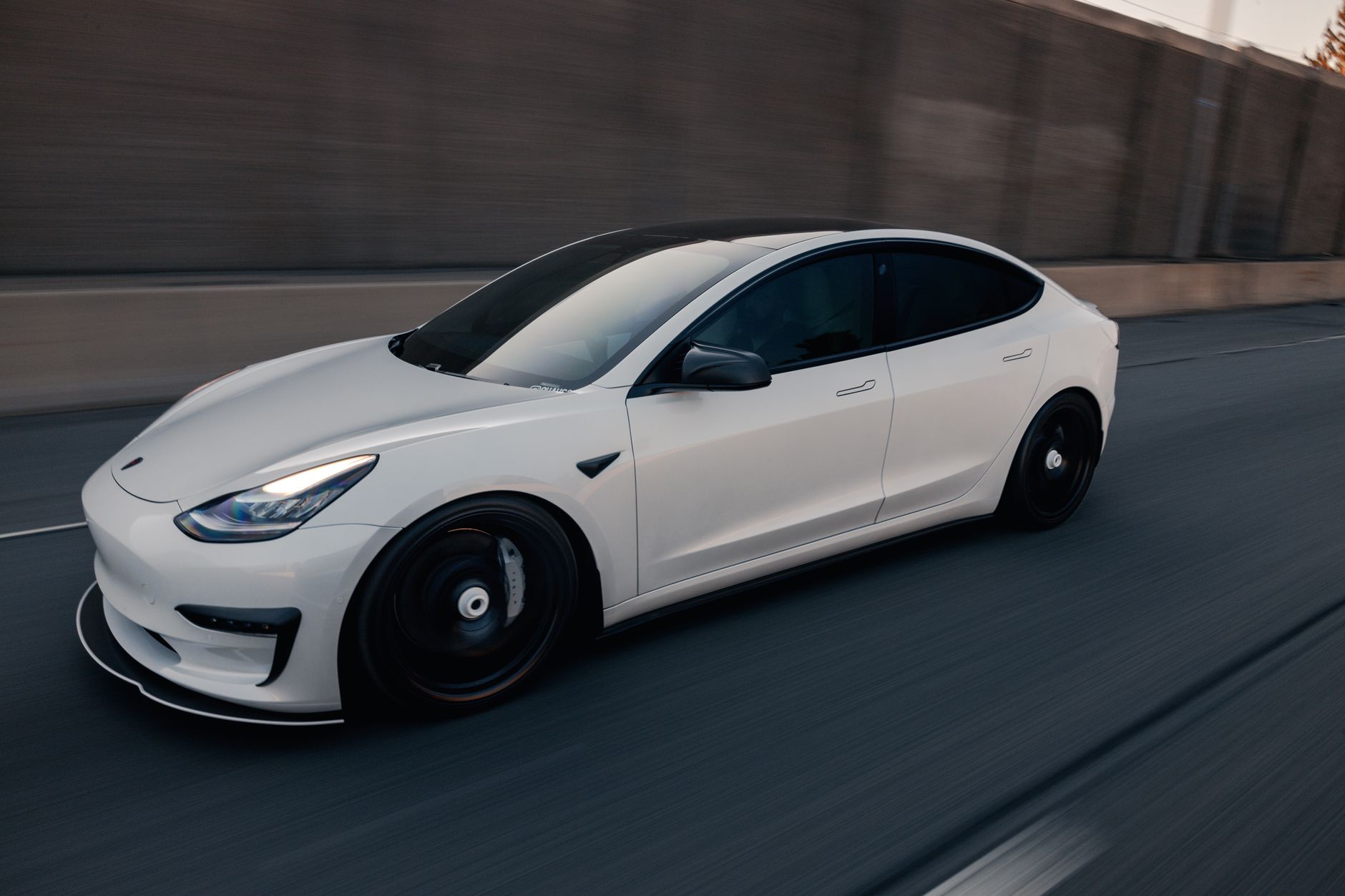 Оклейка электромобиля плёнкой: Tesla и китайские EV в Москве